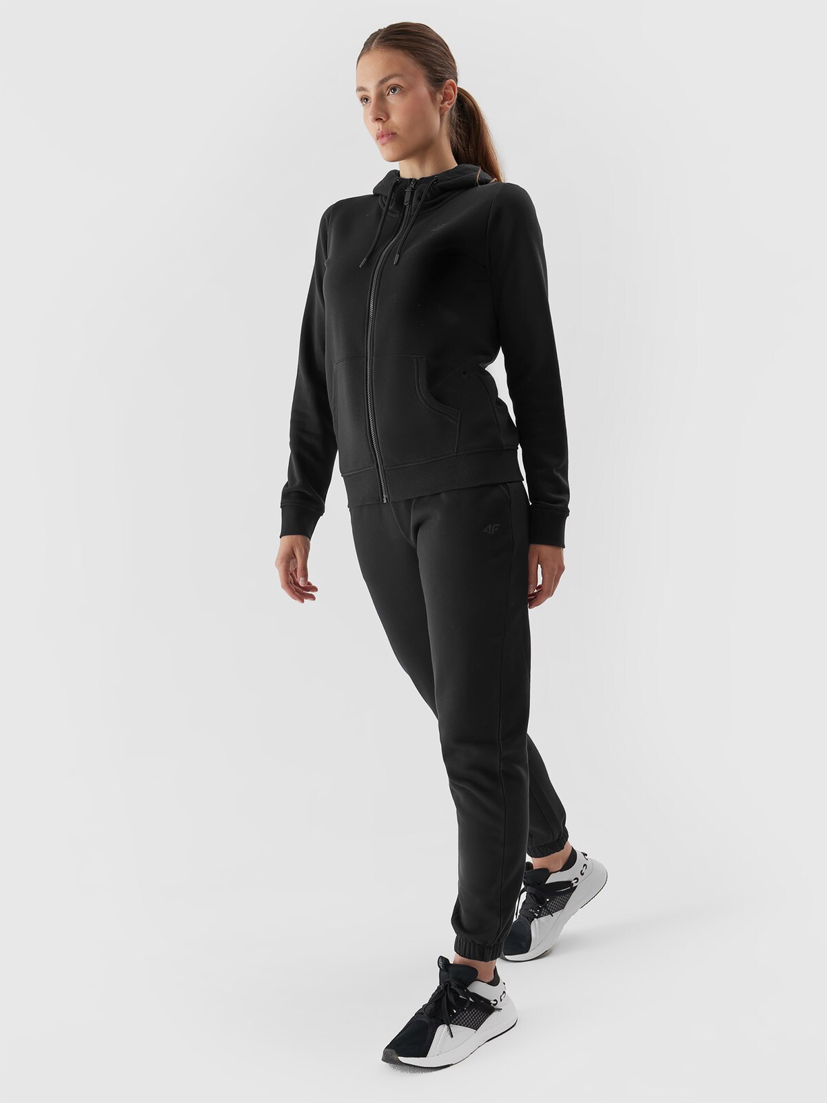 Dámske teplákové nohavice typu jogger - čierne