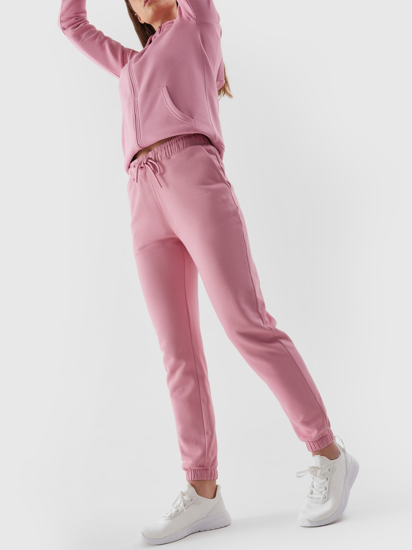 Dámske teplákové nohavice typu jogger - pudrovo ružové