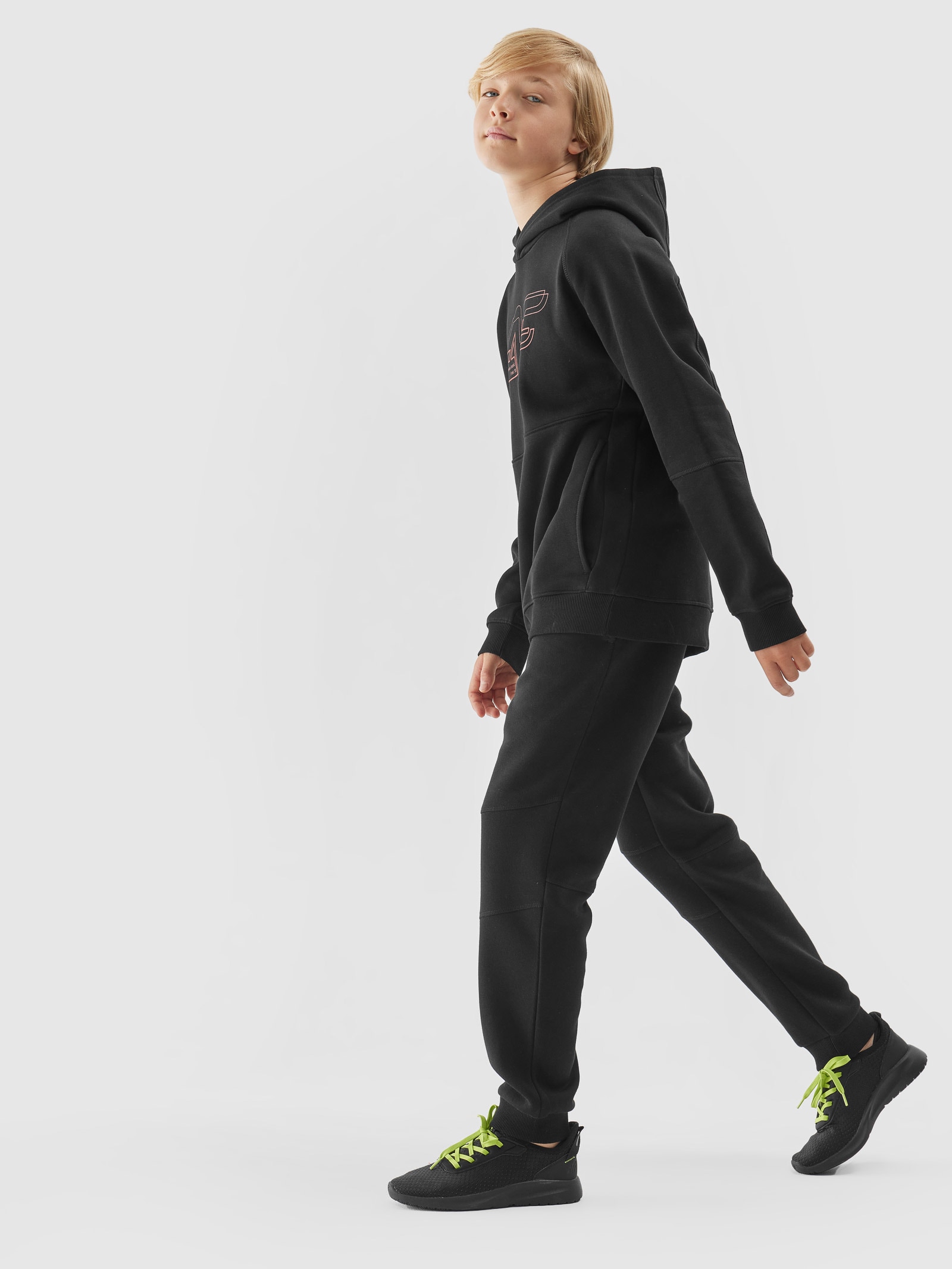 Chlapčenské teplákové nohavice typu jogger - čierne