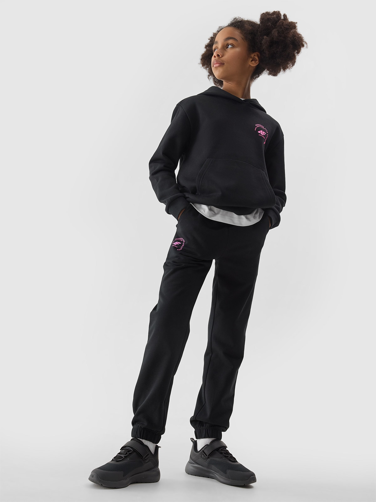Dievčenské teplákové nohavice typu jogger - čierne