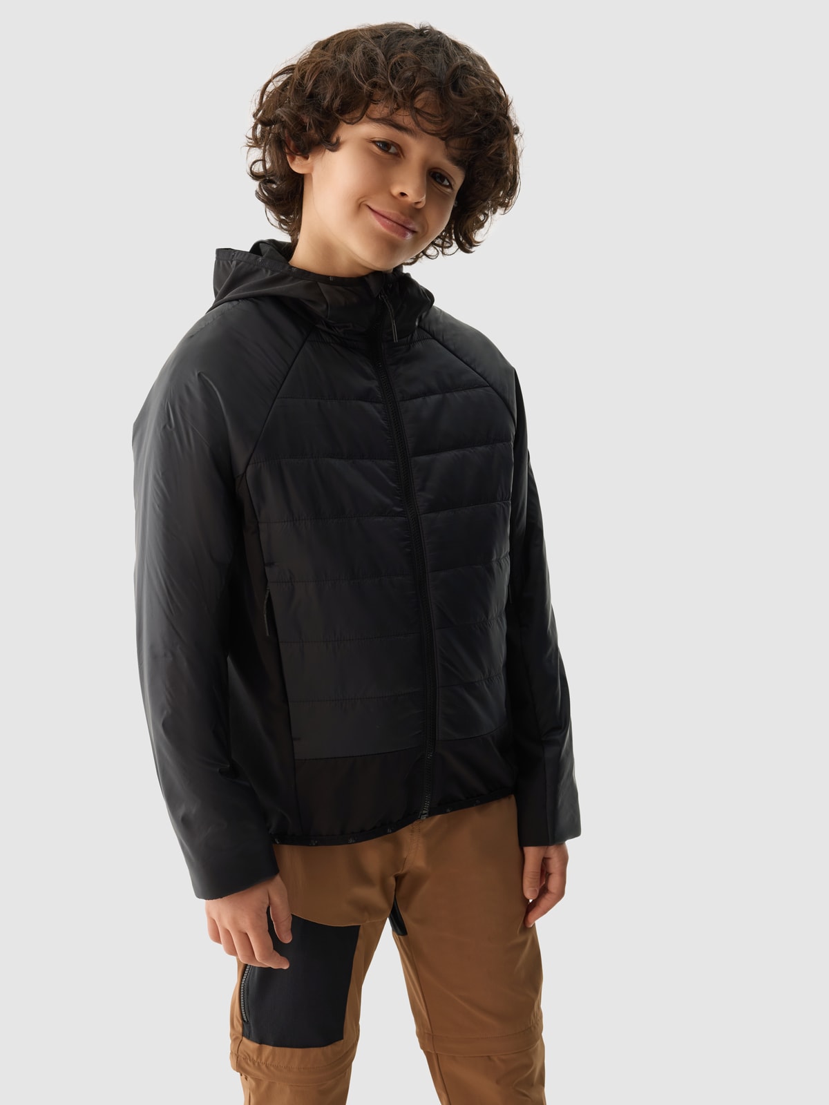 Chlapčenská zatepľovacia trekingová bunda so syntetickou výplňou - čierna